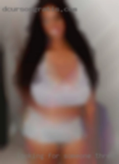 Looking for someone to chill in threesome with.